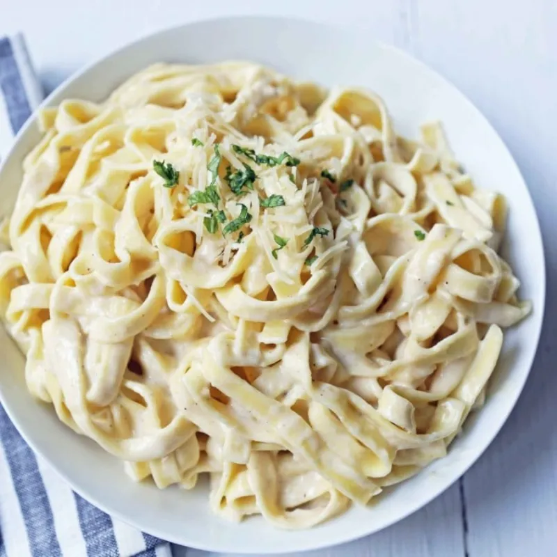 Fettuccine Alfredo: Indulgencia cremosa del corazón culinario de Italia