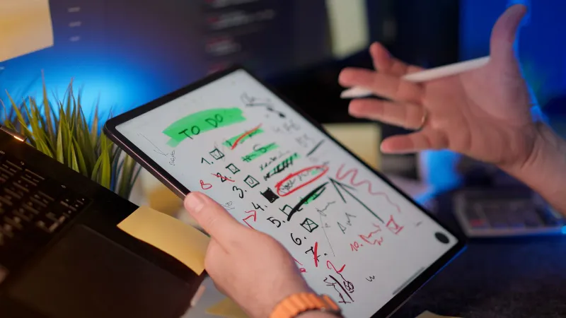 Eine digitale Schnittstelle, die einen virtuellen Assistenten zeigt, der Aufgaben und Zeitpläne verwaltet.