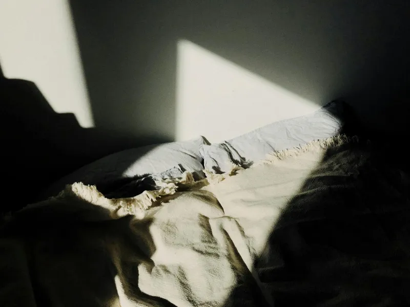 Helles und ruhiges Morgenlicht, das durch einen friedlichen Raum strömt und ein Gefühl von Ruhe und Konzentration hervorruft.