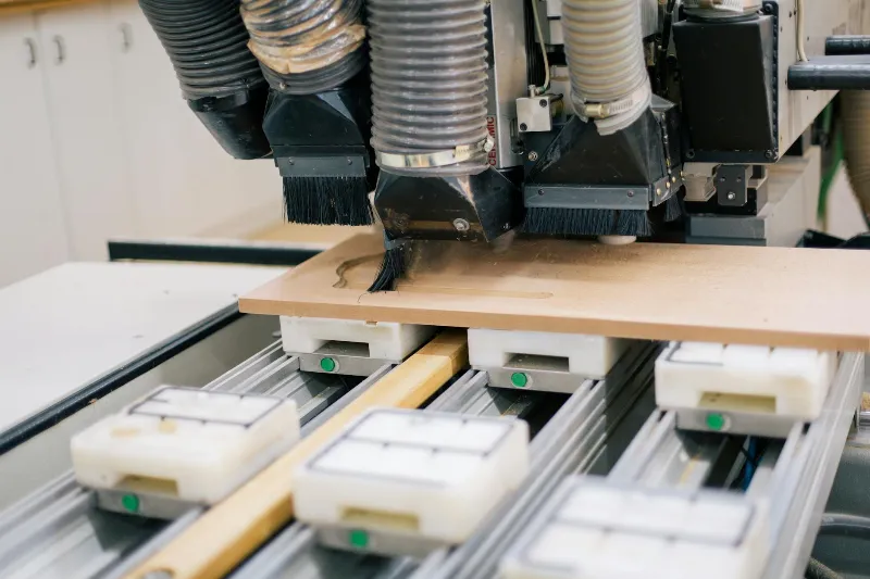Ein moderner Arbeitsplatz mit hochmodernen Automatisierungstools, mit einem sauberen Design und digitaler Beleuchtung.