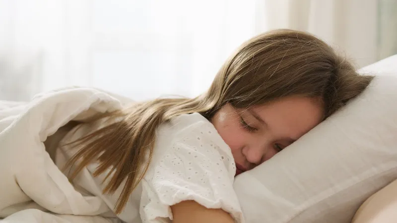 Ein ruhiges Schlafzimmer mit sanfter Beleuchtung, das eine friedliche Schlafumgebung betont.