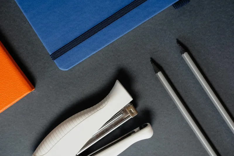 Ein moderner Arbeitsplatz mit digitalen Geräten und sanfter blauer und lila Beleuchtung, die futuristische Produktivitätswerkzeuge symbolisiert.